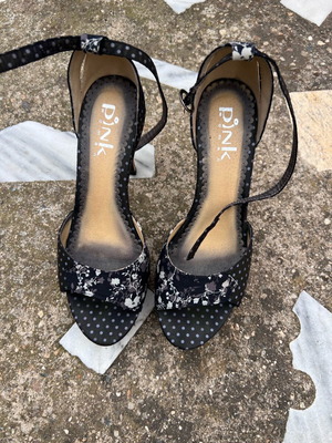 Pinko sandals black with flowers like new, size 40
