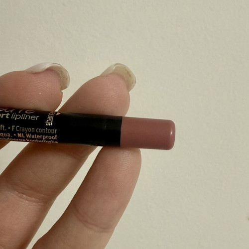 Essence 8H Matte Comfort Lipliner no.12 Cushion Talk with sharpener