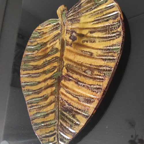 Decorative leaf-shaped platter glass ceramic, like new