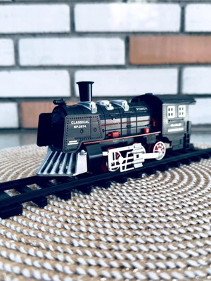 Electric train set with number 8 tracks