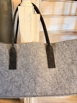 Γκρι τσάντα ώμου από τσόχα σαν καινούργια, oversized και minimal