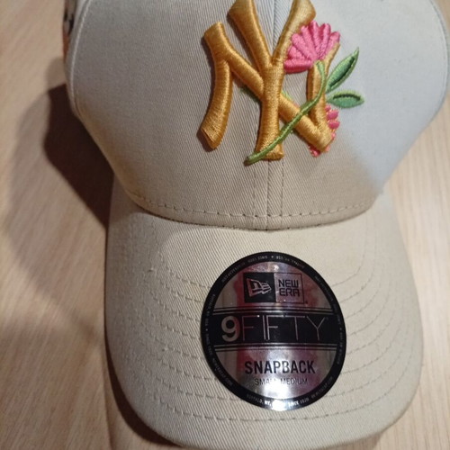 New Era NY baseball cap, beige with floral embroidery