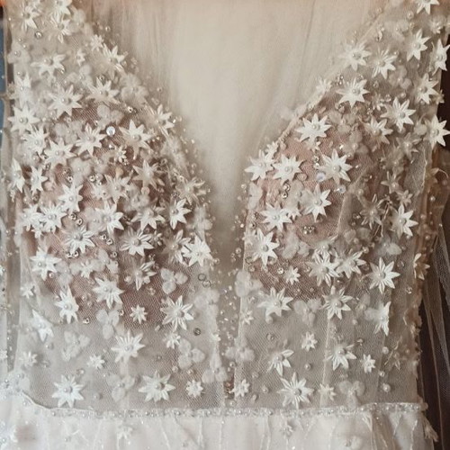 Wedding dress handmade used with embroidery, veil and feathers