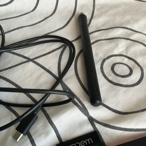 One by Wacom Medium Creative Pen Tablet CTL-672-S