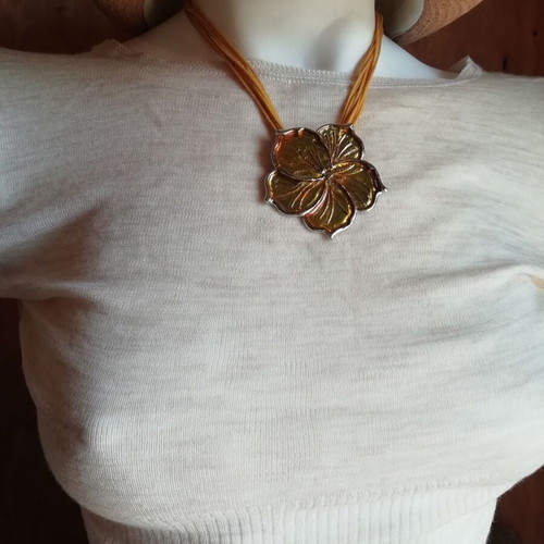 Steel flower necklace yellow to gold, new with 9 cords