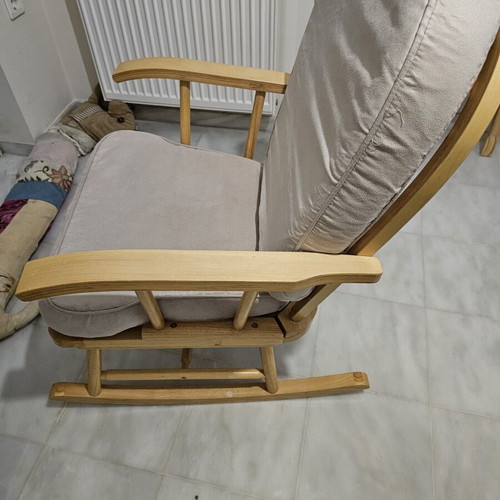 Nursing rocking chair like new