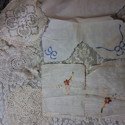 Tablecloths like new, various pieces of crochet and embroidered