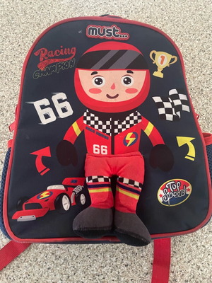 Must kindergarten bag used with tear on pocket