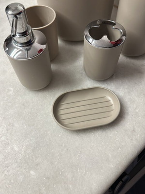 Bathroom set like new