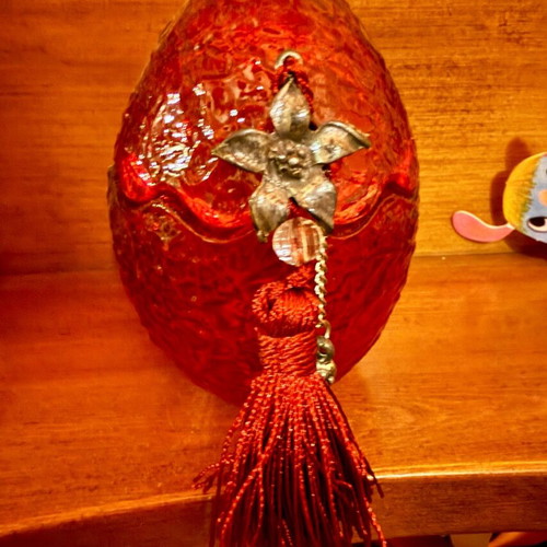 Vintage decorative egg with lid used, glossy red