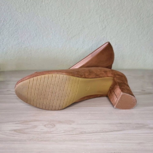 Brown-tan pumps size 39 like new with decorative buckle