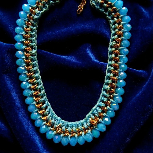 Vintage necklace like new with blue stones and gold details