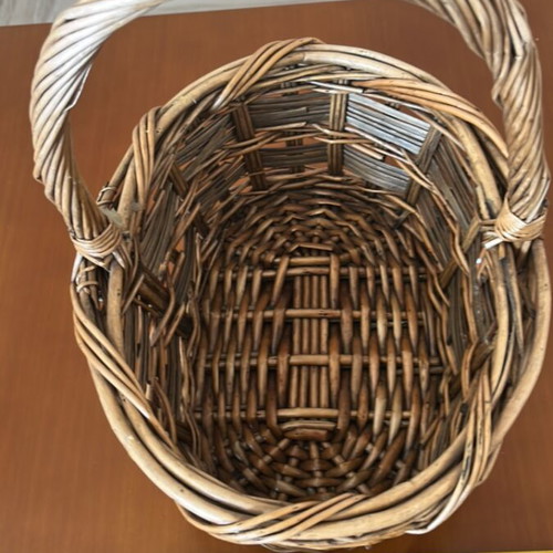 Deep basket new for wine, chocolates, nuts, small decorations