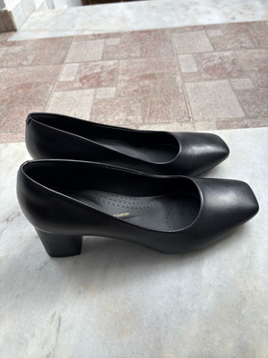 Clarks Anatomical Leather Pumps Size 39 New