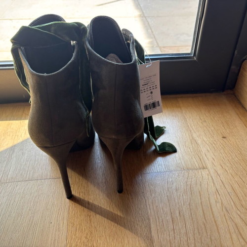 Women’s suede ankle boots new size 38 with green velvet laces