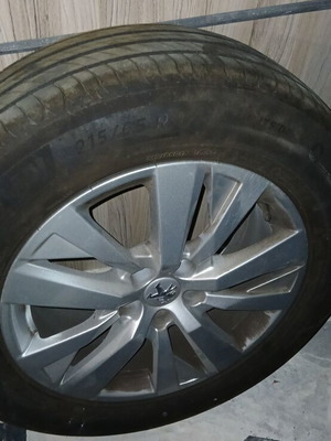 Peugeot 3008 17-inch alloy wheels with tires, 22000 km