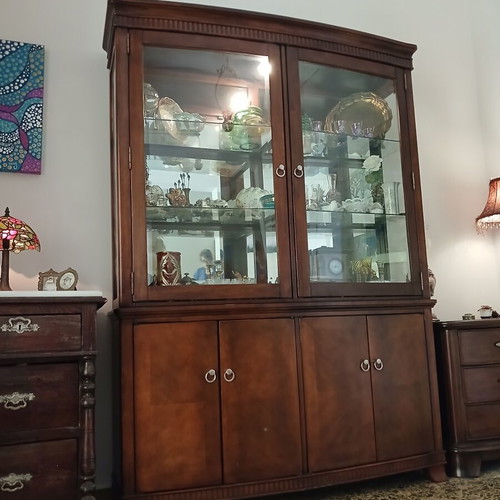 Dining set with vitrina-buffet and extendable table with 6 chairs, like new
