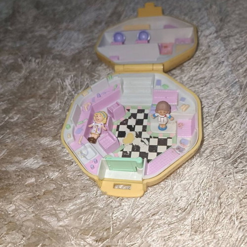 Polly Pocket 1990 toy in very good condition
