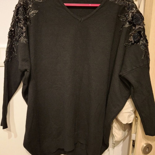 Knitted blouse wide with embroidery on sleeve like new