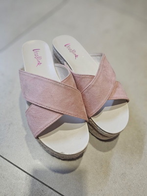 Women's pink suede platform sandals size 39 like new