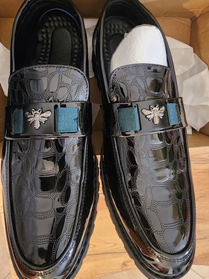 Lug sole dress shoes with bee emblem, size 45, black and green