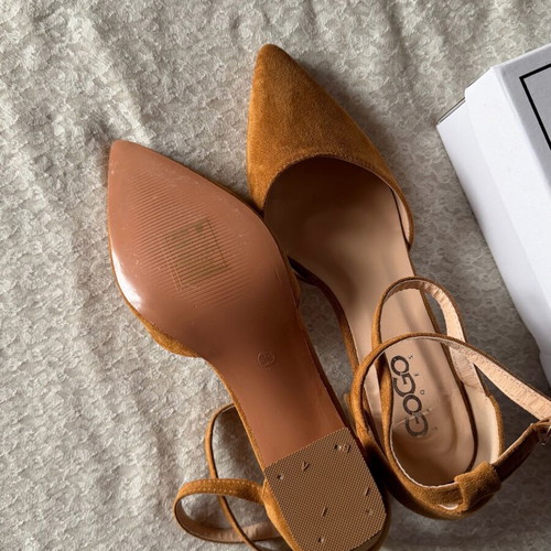 GoGo Shoes pointed suede brown pumps new with thick heel