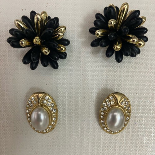 Vintage clip earrings like new, pack of two pairs