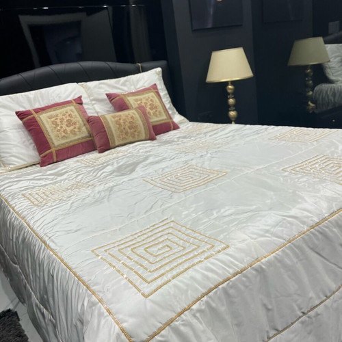 Comforter set like new with sequins, gold color, silk 238x240
