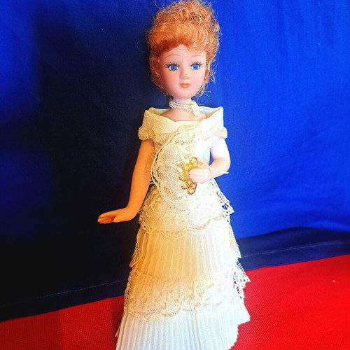 Collectible porcelain doll Lady Windermere from Deagostini 2000, like new