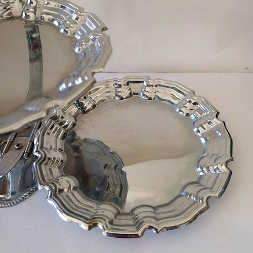 Metal cake platters like new, triple set