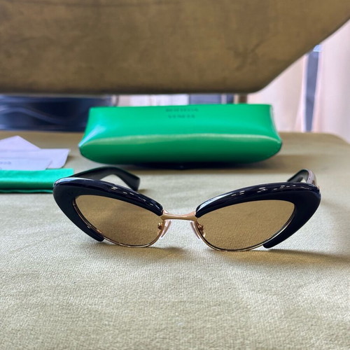 Bottega Veneta BV1387S Cat Eye Sunglasses new, black/gold, full set