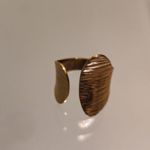Impressive embossed ring new, gold color stainless steel