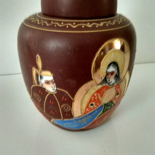 Japanese decorative items used, 2 plates and vase 13 cm high