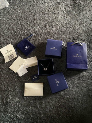 Swarovski κολιέ καινούργιο με όλα τα παρελκόμενα