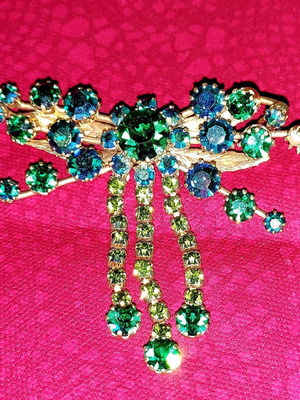 Καρφίτσα vintage με ημιπολύτιμες πράσινες σμαράγδι πέτρες επιχρυσωμένη σαν καινούργια
