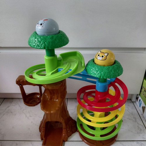 Playgo Treehouse Playset like new with two figures and swing