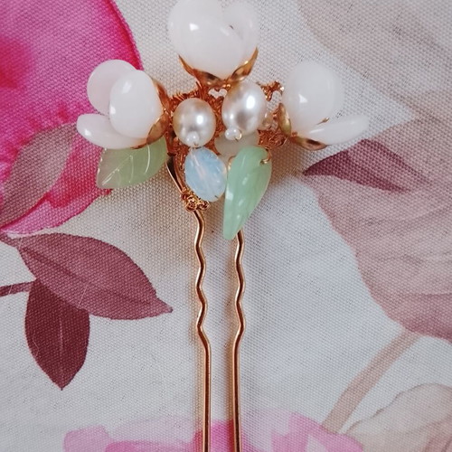 Handmade metal hairpin with white flowers and pearls