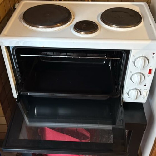 Electric oven with 3 burners like new, includes grill and baking tray