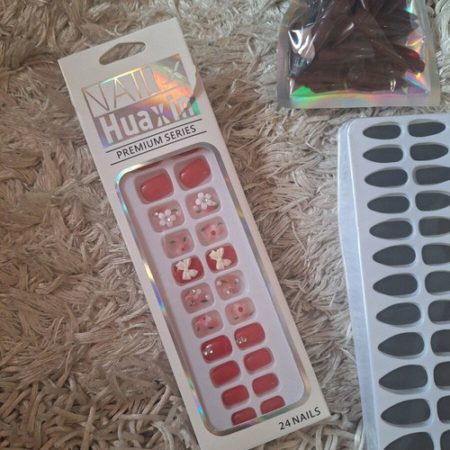 Fake nails and nail glues used