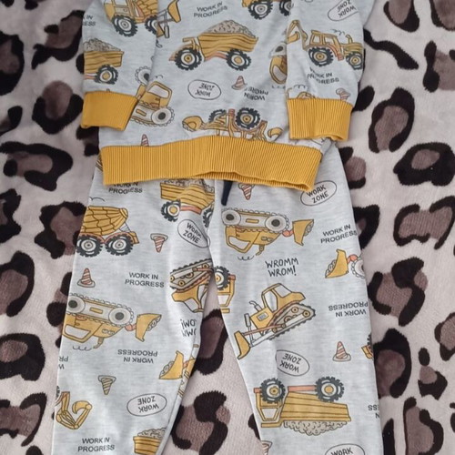 Children's gray and yellow pajama like new with trucks for 3 years old