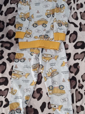 Children's gray and yellow pajama like new with trucks for 3 years old