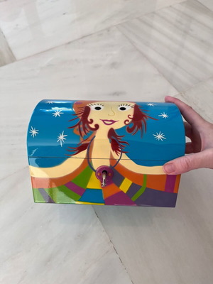 Jewelry and accessories box like new, multicolored