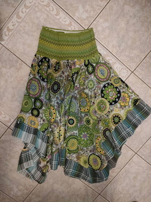 Asymmetric skirt like new, multicolored with green details