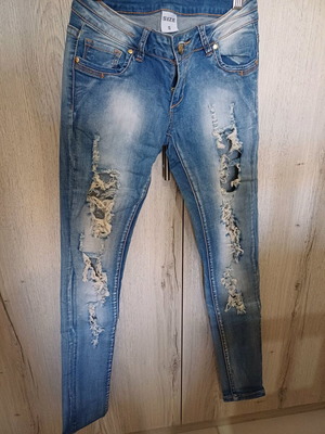 Παντελόνι jean μεταχειρισμένο, χαμηλομέσο με στενή εφαρμογή και σκισίματα