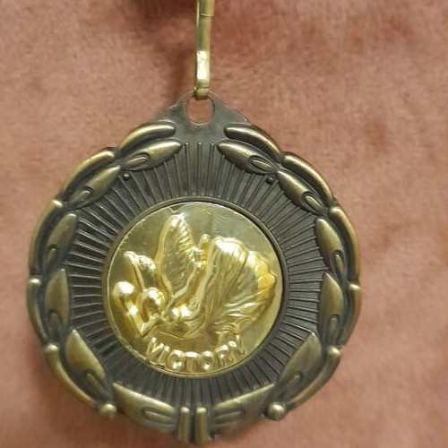 Χρυσό μετάλλιο Victory σαν καινούργιο με άσπρο-μπλε κορδόνι