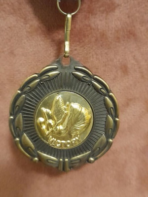 Χρυσό μετάλλιο Victory σαν καινούργιο με άσπρο-μπλε κορδόνι