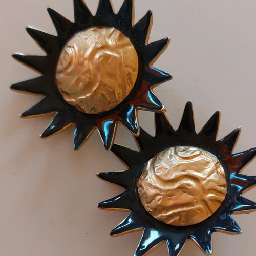 Vintage Faux bijoux clip earrings refurbished, black and gold