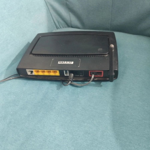 Pirelli router in very good condition with all accessories