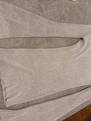 Pinko blouse like new with gold glitter and bell sleeves in pale pink-beige
