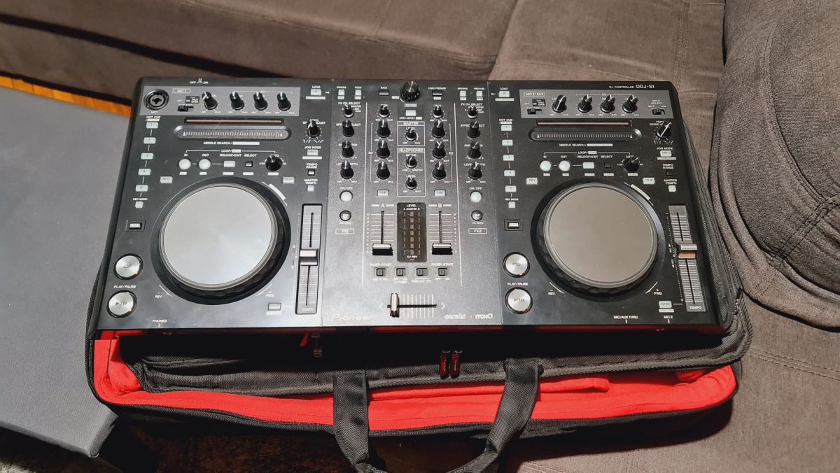 DDJ-S1 (archived) DJ controller for Serato DJ Pro (black
